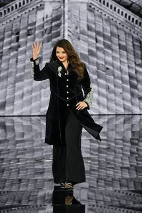 PFW L Oreal Runway Aishwarya Rai walks the runway of L Oreal Fashion Show during Paris Fashion Week in Paris, France on September 29, 2025. Photo by Julien Reynaud APS-Medias ABACAPRESS.COM Paris France  Copyright: xReynaudxJulien APS-Medias ABACAx