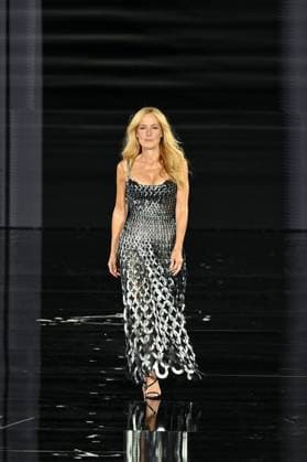 PFW L Oreal Runway Gillian Anderson walks the runway of L Oreal Fashion Show during Paris Fashion Week in Paris, France on September 29, 2025. Photo by Julien Reynaud APS-Medias ABACAPRESS.COM Paris France  Copyright: xReynaudxJulien APS-Medias ABACAx