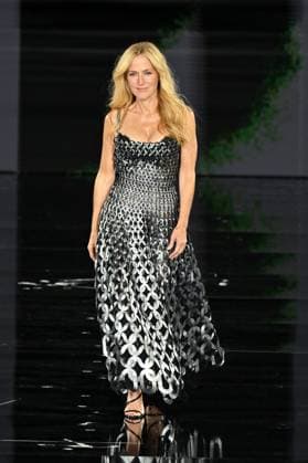 PFW L Oreal Runway Gillian Anderson walks the runway of L Oreal Fashion Show during Paris Fashion Week in Paris, France on September 29, 2025. Photo by Julien Reynaud APS-Medias ABACAPRESS.COM Paris France  Copyright: xReynaudxJulien APS-Medias ABACAx