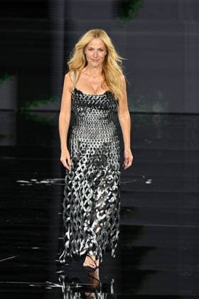 PFW L Oreal Runway Gillian Anderson walks the runway of L Oreal Fashion Show during Paris Fashion Week in Paris, France on September 29, 2025. Photo by Julien Reynaud APS-Medias ABACAPRESS.COM Paris France  Copyright: xReynaudxJulien APS-Medias ABACAx