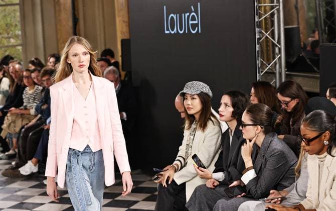 (250930) -- PARIS, Sept. 30, 2025 -- A model presents a creation from the spring summer 2026 collections by Laur¨¨l at the Shenzhen Futian Fashion Day Paris event held during the Paris fashion week in Paris, France, Sept. 29, 2025. ) FRANCE-PARIS-FASHION WEEK-SHENZHEN FUTIAN FASHION DAY PARIS GaoxJing 