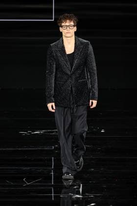 Model walk the runway during L Oreal Spring Summer 2026 show at Paris Fashion Week Un mannequin sur le podium du defile printemps ete 2026 de L Oreal pendant la semaine de la mode a Paris Bach Buquen 449162 2025 09 29 France  Copyright: xSebastienxFremontx xStarfacex STAR_449162_028