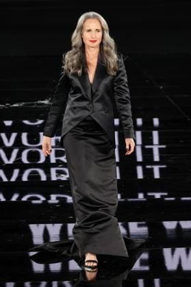 Model walk the runway during L Oreal Spring Summer 2026 show at Paris Fashion Week Un mannequin sur le podium du defile printemps ete 2026 de L Oreal pendant la semaine de la mode a Paris Rosalie Anderson MacDowell Andie MacDowell 449162 2025 09 29 France  Copyright: xSebastienxFremontx xStarfacex STAR_449162_058