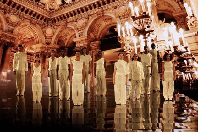Model walk the runway during L Oreal Spring Summer 2026 show at Paris Fashion Week Un mannequin sur le podium du defile printemps ete 2026 de L Oreal pendant la semaine de la mode a Paris 449162 2025 09 29 France  Copyright: xSebastienxFremontx xStarfacex STAR_449162_063