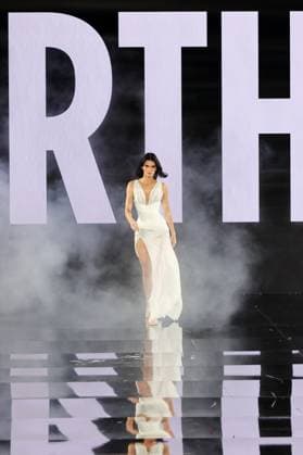 Model walk the runway during L Oreal Spring Summer 2026 show at Paris Fashion Week Un mannequin sur le podium du defile printemps ete 2026 de L Oreal pendant la semaine de la mode a Paris Kendall Nicole Jenner, 449162 2025 09 29 France  Copyright: xSebastienxFremontx xStarfacex STAR_449162_064