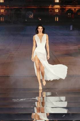 Model walk the runway during L Oreal Spring Summer 2026 show at Paris Fashion Week Un mannequin sur le podium du defile printemps ete 2026 de L Oreal pendant la semaine de la mode a Paris Kendall Nicole Jenner, 449162 2025 09 29 France  Copyright: xSebastienxFremontx xStarfacex STAR_449162_065