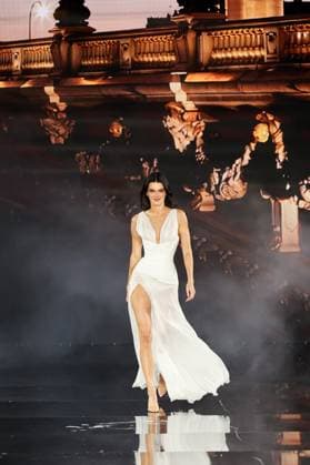 Model walk the runway during L Oreal Spring Summer 2026 show at Paris Fashion Week Un mannequin sur le podium du defile printemps ete 2026 de L Oreal pendant la semaine de la mode a Paris Kendall Nicole Jenner, 449162 2025 09 29 France  Copyright: xSebastienxFremontx xStarfacex STAR_449162_067