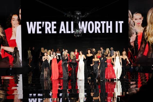 Model walk the runway during L Oreal Spring Summer 2026 show at Paris Fashion Week A model on the runway during L Oreal Spring Summer 2026 show at Paris Fashion Week Rebecca Patricia Armstrong, Ye Zhou, Andie MacDowell, Cara Delevingne, Kendall Jenner, Cindy Bruna, Eva Longoria, Ariana Greenblat, Aja Naomi King and Nycha Philippine Leroy Beaulieu 449162 2025 09 29 France  Copyright: xSebastienxFremontx xStarfacex STAR_449162_083
