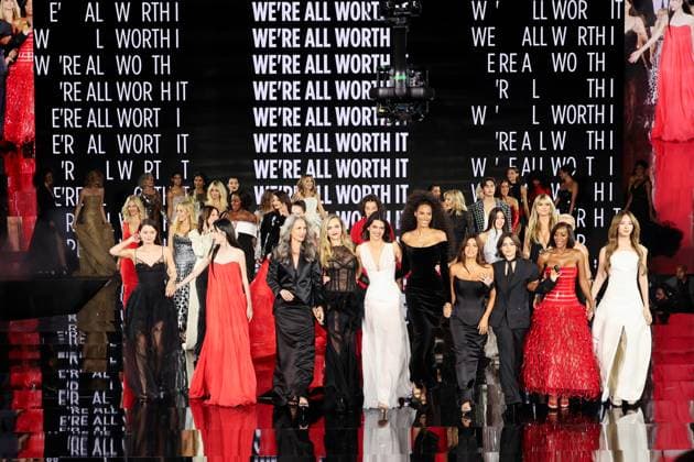 Model walk the runway during L Oreal Spring Summer 2026 show at Paris Fashion Week A model on the runway during L Oreal Spring Summer 2026 show at Paris Fashion Week Rebecca Patricia Armstrong, Ye Zhou, Andie MacDowell, Cara Delevingne, Kendall Jenner, Cindy Bruna, Eva Longoria, Ariana Greenblat, Aja Naomi King and Nycha Philippine Leroy Beaulieu 449162 2025 09 29 France  Copyright: xSebastienxFremontx xStarfacex STAR_449162_085