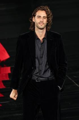 Model walk the runway during L Oreal Spring Summer 2026 show at Paris Fashion Week Un mannequin sur le podium du defile printemps ete 2026 de L Oreal pendant la semaine de la mode a Paris Un modele 449162 2025 09 29 France  Copyright: xSebastienxFremontx xStarfacex STAR_449162_202