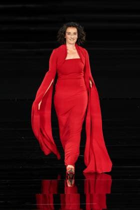 Model walk the runway during L Oreal Spring Summer 2026 show at Paris Fashion Week Un mannequin sur le podium du defile printemps ete 2026 de L Oreal pendant la semaine de la mode a Paris Un modele 449162 2025 09 29 France  Copyright: xSebastienxFremontx xStarfacex STAR_449162_203