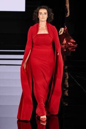 Model walk the runway during L Oreal Spring Summer 2026 show at Paris Fashion Week Un mannequin sur le podium du defile printemps ete 2026 de L Oreal pendant la semaine de la mode a Paris Un modele 449162 2025 09 29 France  Copyright: xSebastienxFremontx xStarfacex STAR_449162_204