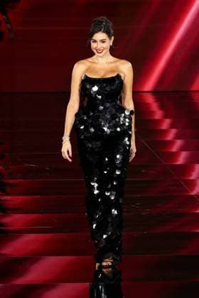 Model walk the runway during L Oreal Spring Summer 2026 show at Paris Fashion Week Un mannequin sur le podium du defile printemps ete 2026 de L Oreal pendant la semaine de la mode a Paris Un modele 449162 2025 09 29 France  Copyright: xSebastienxFremontx xStarfacex STAR_449162_208