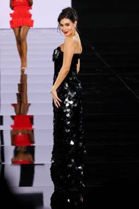 Model walk the runway during L Oreal Spring Summer 2026 show at Paris Fashion Week Un mannequin sur le podium du defile printemps ete 2026 de L Oreal pendant la semaine de la mode a Paris Un modele 449162 2025 09 29 France  Copyright: xSebastienxFremontx xStarfacex STAR_449162_211