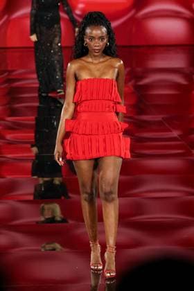 Model walk the runway during L Oreal Spring Summer 2026 show at Paris Fashion Week Un mannequin sur le podium du defile printemps ete 2026 de L Oreal pendant la semaine de la mode a Paris Ama Qamata 449162 2025 09 29 France  Copyright: xSebastienxFremontx xStarfacex STAR_449162_213