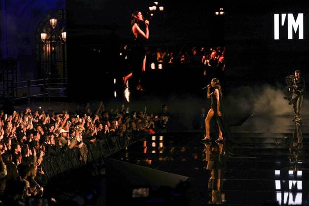 Model walk the runway during L Oreal Spring Summer 2026 show at Paris Fashion Week A model on the runway during L Oreal Spring Summer 2026 show at Paris Fashion Week Charlotte Cardin 449162 2025 09 29 France  Copyright: xSebastienxFremontx xStarfacex STAR_449162_231