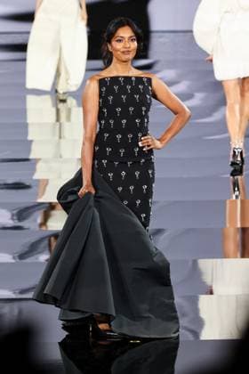 Model walk the runway during L Oreal Spring Summer 2026 show at Paris Fashion Week Un mannequin sur le podium du defile printemps ete 2026 de L Oreal pendant la semaine de la mode a Paris Un modele 449162 2025 09 29 France  Copyright: xSebastienxFremontx xStarfacex STAR_449162_235