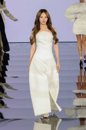 Model walk the runway during L Oreal Spring Summer 2026 show at Paris Fashion Week Un mannequin sur le podium du defile printemps ete 2026 de L Oreal pendant la semaine de la mode a Paris Nycha 449162 2025 09 29 France  Copyright: xSebastienxFremontx xStarfacex STAR_449162_237