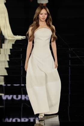 Model walk the runway during L Oreal Spring Summer 2026 show at Paris Fashion Week Un mannequin sur le podium du defile printemps ete 2026 de L Oreal pendant la semaine de la mode a Paris Nycha 449162 2025 09 29 France  Copyright: xSebastienxFremontx xStarfacex STAR_449162_239