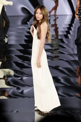 Model walk the runway during L Oreal Spring Summer 2026 show at Paris Fashion Week Un mannequin sur le podium du defile printemps ete 2026 de L Oreal pendant la semaine de la mode a Paris Nycha 449162 2025 09 29 France  Copyright: xSebastienxFremontx xStarfacex STAR_449162_242