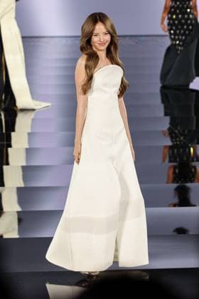 Model walk the runway during L Oreal Spring Summer 2026 show at Paris Fashion Week Un mannequin sur le podium du defile printemps ete 2026 de L Oreal pendant la semaine de la mode a Paris Nycha 449162 2025 09 29 France  Copyright: xSebastienxFremontx xStarfacex STAR_449162_243