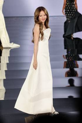 Model walk the runway during L Oreal Spring Summer 2026 show at Paris Fashion Week Un mannequin sur le podium du defile printemps ete 2026 de L Oreal pendant la semaine de la mode a Paris Nycha 449162 2025 09 29 France  Copyright: xSebastienxFremontx xStarfacex STAR_449162_244