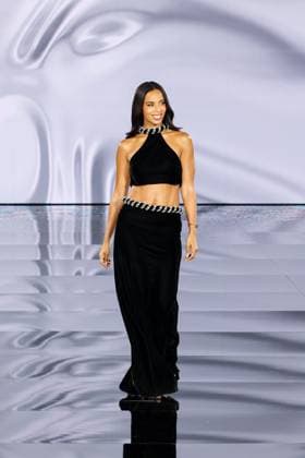 Model walk the runway during L Oreal Spring Summer 2026 show at Paris Fashion Week Un mannequin sur le podium du defile printemps ete 2026 de L Oreal pendant la semaine de la mode a Paris Un modele 449162 2025 09 29 France  Copyright: xSebastienxFremontx xStarfacex STAR_449162_257