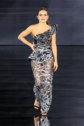 Model walk the runway during L Oreal Spring Summer 2026 show at Paris Fashion Week Un mannequin sur le podium du defile printemps ete 2026 de L Oreal pendant la semaine de la mode a Paris Samadhi Zendejas 449162 2025 09 29 France  Copyright: xSebastienxFremontx xStarfacex STAR_449162_264