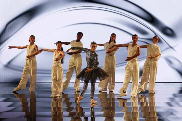 Model walk the runway during L Oreal Spring Summer 2026 show at Paris Fashion Week Un mannequin sur le podium du defile printemps ete 2026 de L Oreal pendant la semaine de la mode a Paris 449162 2025 09 29 France  Copyright: xSebastienxFremontx xStarfacex STAR_449162_266