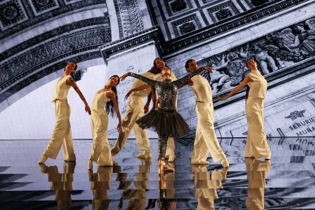Model walk the runway during L Oreal Spring Summer 2026 show at Paris Fashion Week Un mannequin sur le podium du defile printemps ete 2026 de L Oreal pendant la semaine de la mode a Paris 449162 2025 09 29 France  Copyright: xSebastienxFremontx xStarfacex STAR_449162_268