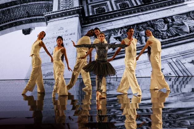 Model walk the runway during L Oreal Spring Summer 2026 show at Paris Fashion Week Un mannequin sur le podium du defile printemps ete 2026 de L Oreal pendant la semaine de la mode a Paris 449162 2025 09 29 France  Copyright: xSebastienxFremontx xStarfacex STAR_449162_269