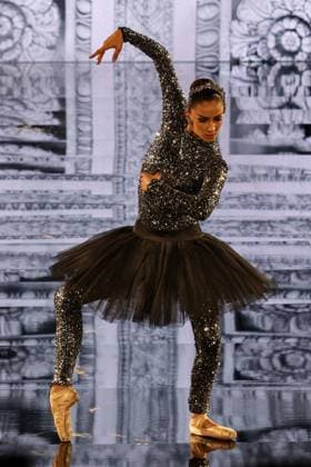Model walk the runway during L Oreal Spring Summer 2026 show at Paris Fashion Week Un mannequin sur le podium du defile printemps ete 2026 de L Oreal pendant la semaine de la mode a Paris 449162 2025 09 29 France  Copyright: xSebastienxFremontx xStarfacex STAR_449162_270