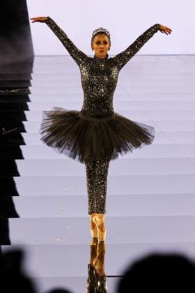 Model walk the runway during L Oreal Spring Summer 2026 show at Paris Fashion Week Un mannequin sur le podium du defile printemps ete 2026 de L Oreal pendant la semaine de la mode a Paris 449162 2025 09 29 France  Copyright: xSebastienxFremontx xStarfacex STAR_449162_272