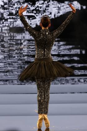 Model walk the runway during L Oreal Spring Summer 2026 show at Paris Fashion Week Un mannequin sur le podium du defile printemps ete 2026 de L Oreal pendant la semaine de la mode a Paris 449162 2025 09 29 France  Copyright: xSebastienxFremontx xStarfacex STAR_449162_274
