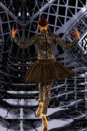 Model walk the runway during L Oreal Spring Summer 2026 show at Paris Fashion Week Un mannequin sur le podium du defile printemps ete 2026 de L Oreal pendant la semaine de la mode a Paris 449162 2025 09 29 France  Copyright: xSebastienxFremontx xStarfacex STAR_449162_275