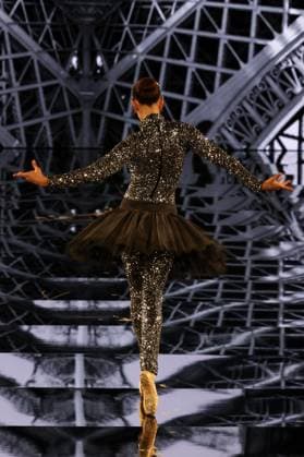 Model walk the runway during L Oreal Spring Summer 2026 show at Paris Fashion Week Un mannequin sur le podium du defile printemps ete 2026 de L Oreal pendant la semaine de la mode a Paris 449162 2025 09 29 France  Copyright: xSebastienxFremontx xStarfacex STAR_449162_276