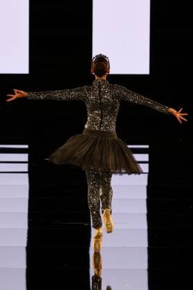 Model walk the runway during L Oreal Spring Summer 2026 show at Paris Fashion Week Un mannequin sur le podium du defile printemps ete 2026 de L Oreal pendant la semaine de la mode a Paris 449162 2025 09 29 France  Copyright: xSebastienxFremontx xStarfacex STAR_449162_277