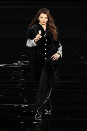 Model walk the runway during L Oreal Spring Summer 2026 show at Paris Fashion Week A model walk the runway during L Oreal Spring Summer 2026 show at Paris Fashion Week Aishwarya Rai Bachchan 449162 2025 09 29 France  Copyright: xSebastienxFremontx xStarfacex STAR_449162_278