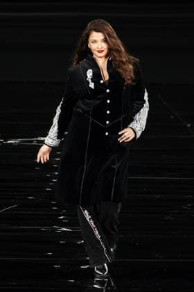 Model walk the runway during L Oreal Spring Summer 2026 show at Paris Fashion Week A model walk the runway during L Oreal Spring Summer 2026 show at Paris Fashion Week Aishwarya Rai Bachchan 449162 2025 09 29 France  Copyright: xSebastienxFremontx xStarfacex STAR_449162_279