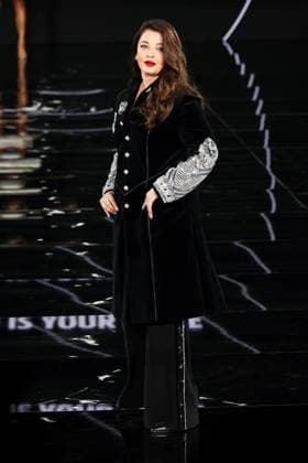 Model walk the runway during L Oreal Spring Summer 2026 show at Paris Fashion Week A model walk the runway during L Oreal Spring Summer 2026 show at Paris Fashion Week Aishwarya Rai Bachchan 449162 2025 09 29 France  Copyright: xSebastienxFremontx xStarfacex STAR_449162_282