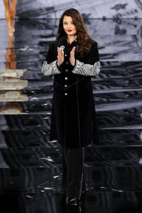 Model walk the runway during L Oreal Spring Summer 2026 show at Paris Fashion Week A model walk the runway during L Oreal Spring Summer 2026 show at Paris Fashion Week Aishwarya Rai Bachchan 449162 2025 09 29 France  Copyright: xSebastienxFremontx xStarfacex STAR_449162_284