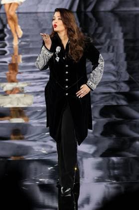 Model walk the runway during L Oreal Spring Summer 2026 show at Paris Fashion Week A model walk the runway during L Oreal Spring Summer 2026 show at Paris Fashion Week Aishwarya Rai Bachchan 449162 2025 09 29 France  Copyright: xSebastienxFremontx xStarfacex STAR_449162_286