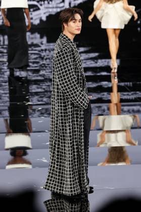 Model walking the runway during L Oreal Spring Summer 2026 show at Paris Fashion Week A model walking the runway during L Oreal Spring Summer 2026 show at Paris Fashion Week Gemini 449162 2025 09 29 France  Copyright: xSebastienxFremontx xStarfacex STAR_449162_297