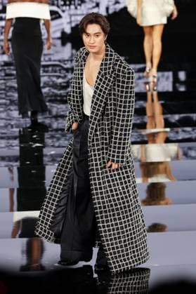 Model walking the runway during L Oreal Spring Summer 2026 show at Paris Fashion Week A model walking the runway during L Oreal Spring Summer 2026 show at Paris Fashion Week Gemini 449162 2025 09 29 France  Copyright: xSebastienxFremontx xStarfacex STAR_449162_299