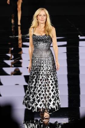 Model walk the runway during L Oreal Spring Summer 2026 show at Paris Fashion Week Un mannequin sur le podium du defile printemps ete 2026 de L Oreal pendant la semaine de la mode a Paris Gillian Anderson 449162 2025 09 29 France  Copyright: xSebastienxFremontx xStarfacex STAR_449162_308