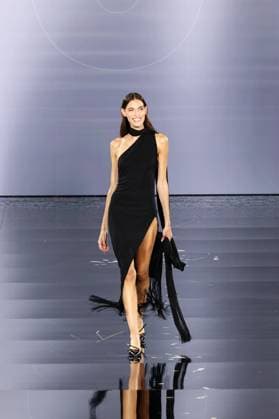 Model walk the runway during L Oreal Spring Summer 2026 show at Paris Fashion Week A model on the runway during L Oreal Spring Summer 2026 show at Paris Fashion Week Charlotte Cardin 449162 2025 09 29 France  Copyright: xSebastienxFremontx xStarfacex STAR_449162_312