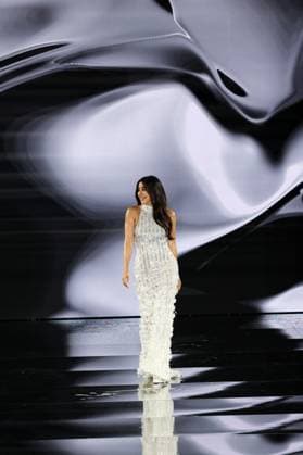 Model walk the runway during L Oreal Spring Summer 2026 show at Paris Fashion Week Un mannequin sur le podium du defile printemps ete 2026 de L Oreal pendant la semaine de la mode a Paris Aseel Omran 449162 2025 09 29 France  Copyright: xSebastienxFremontx xStarfacex STAR_449162_317
