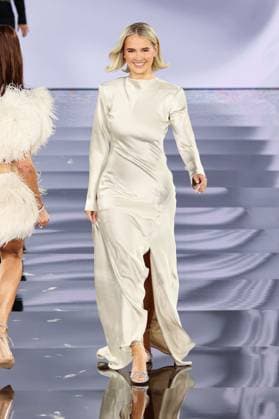 Model walk the runway during L Oreal Spring Summer 2026 show at Paris Fashion Week Un mannequin sur le podium du defile printemps ete 2026 de L Oreal pendant la semaine de la mode a Paris Un modele 449162 2025 09 29 France  Copyright: xSebastienxFremontx xStarfacex STAR_449162_329