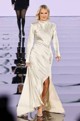 Model walk the runway during L Oreal Spring Summer 2026 show at Paris Fashion Week Un mannequin sur le podium du defile printemps ete 2026 de L Oreal pendant la semaine de la mode a Paris Un modele 449162 2025 09 29 France  Copyright: xSebastienxFremontx xStarfacex STAR_449162_330