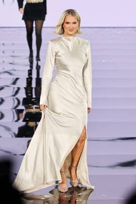 Model walk the runway during L Oreal Spring Summer 2026 show at Paris Fashion Week Un mannequin sur le podium du defile printemps ete 2026 de L Oreal pendant la semaine de la mode a Paris Un modele 449162 2025 09 29 France  Copyright: xSebastienxFremontx xStarfacex STAR_449162_331